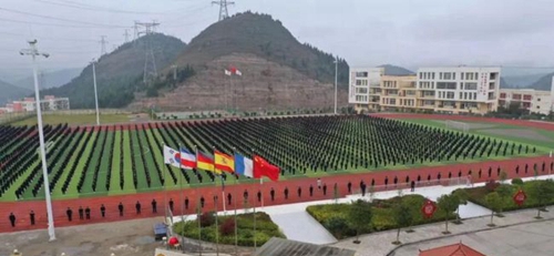 六盘水市外国语学校 升旗时