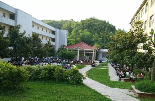 息烽县底寨中学校园环境2