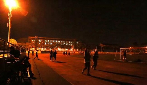 成都东软学院操场夜色