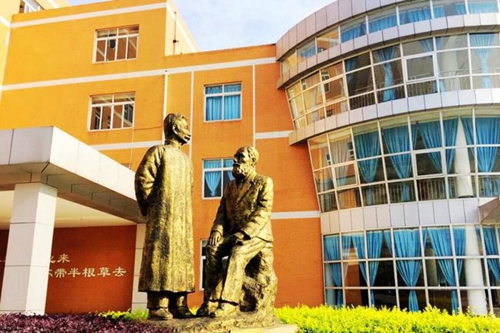 成都七中实验学校鲁迅雕像