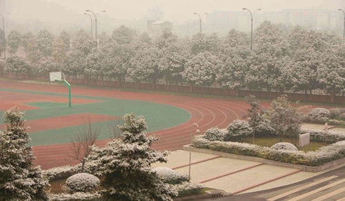 成都七中实验学校下雪了