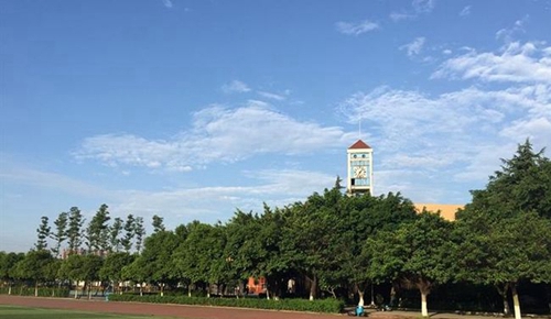 成都市三原外国语学校丛林中的钟楼