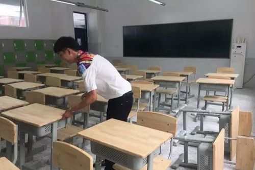 成都外国语学校高新校区打扫教室卫生