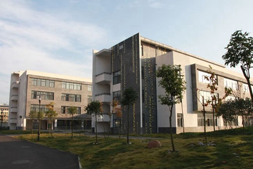 北川中学定强楼一角