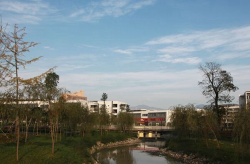 北川中学校园河流