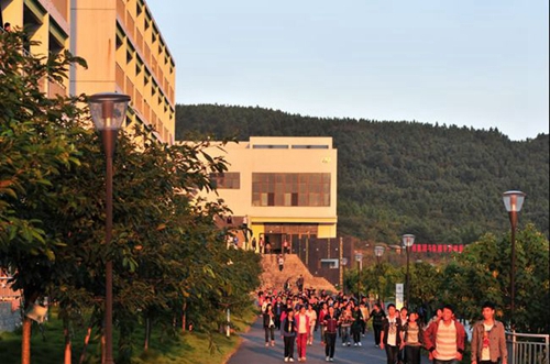 北川中学校园一角