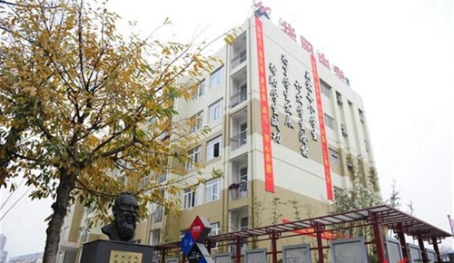 成都市华阳中学翰华楼外景