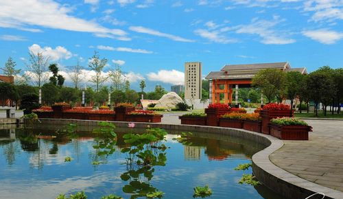 四川省绵竹中学校园风光1
