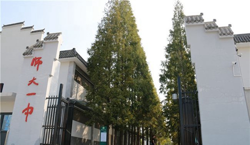 四川师范大学附属第一实验中学校门（龙泉校区）
