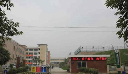 绵阳高新区实验中学校门