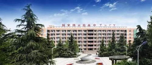 校园大门