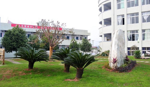 简阳市贾家中学校园草地