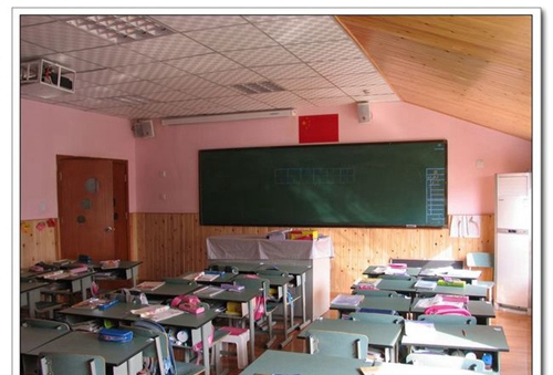成都市盐道街外语学校阳光下的书桌