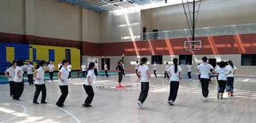 成都市实验外国语学校室内体育课