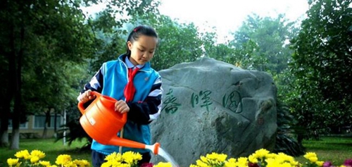 成都外国语学校浇灌花朵