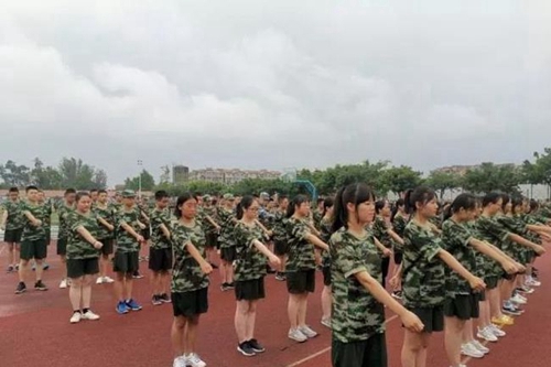 邛崃市强项实验学校摆臂训练