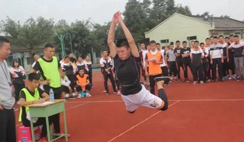 邛崃市强项实验学校奋力一跃