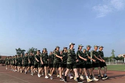 邛崃市强项实验学校齐步训练