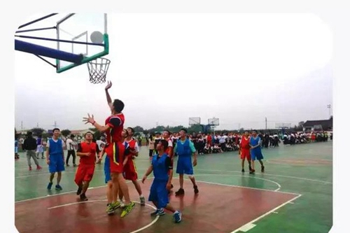 邛崃市强项实验学校球场拼搏