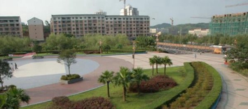 大英中学校前广场