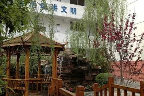 四川省成都市龙泉第二中学凉亭一角