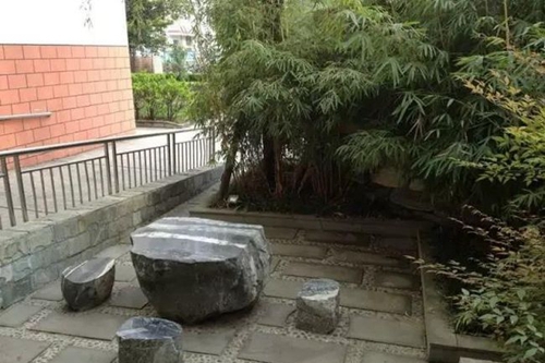 四川省成都市龙泉第二中学石凳