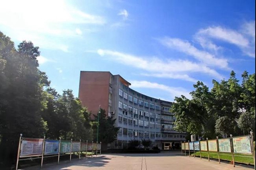 四川省成都市龙泉中学校行政楼
