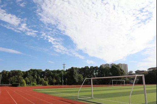 四川省成都市龙泉中学校明净如初