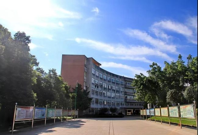 四川省成都市龙泉中学校行政楼