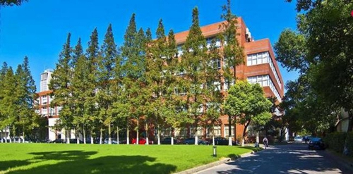 四川省新津中学教学楼侧影