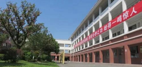 邛崃一中校园一角