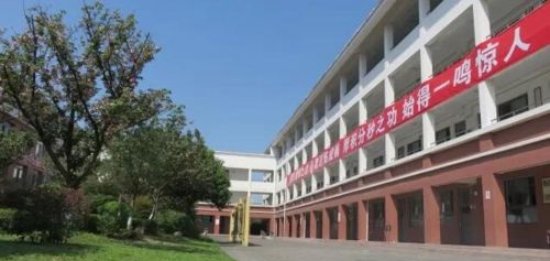 邛崃一中校园一角