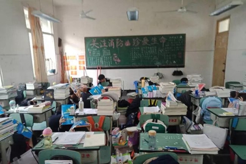 成都市新都区泰兴中学校地震避险演习
