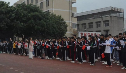 成都市新都区泰兴中学校歌唱祖国