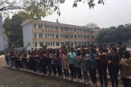 成都市新都区泰兴中学校考前心理拓展活动