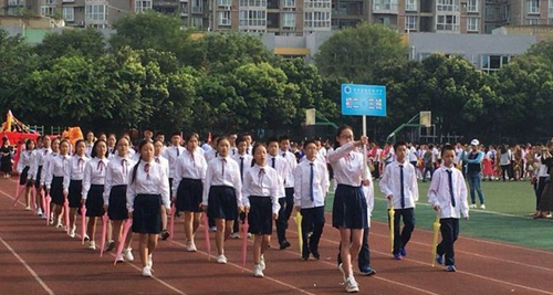 成都高新实验中学代表队入场