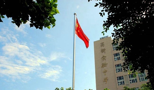 成都高新实验中学随风飘扬的国旗