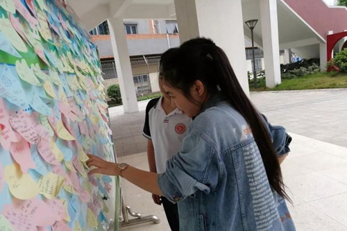 成都七中初中（锦城校区）“叙说心语”墙