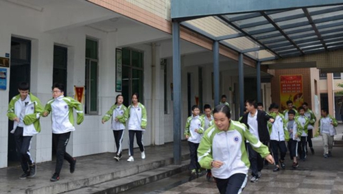 成都市新都区升庵中学疏散演练