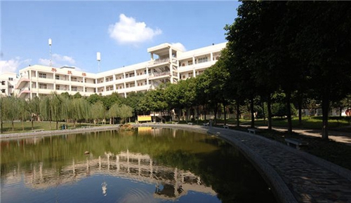 成都温江二中校园湖