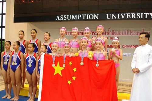 四川大学附属中学(成都12中)花游队为国争光