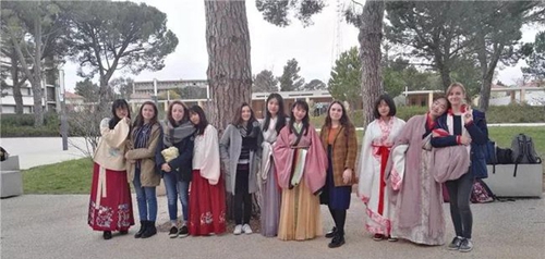 四川大学附属中学(成都12中)在法国展示中国传统服装