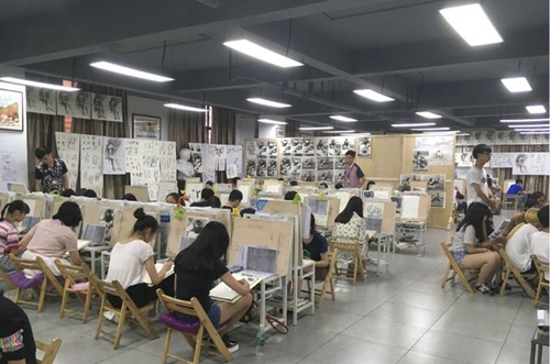成都红土地画室学生课堂