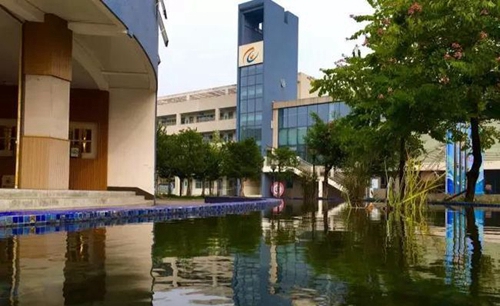 成都市成飞中学校园湖
