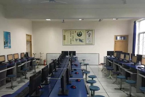 成都市青白江中学计算机教室