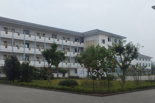 金堂县淮口中学校教学楼一侧