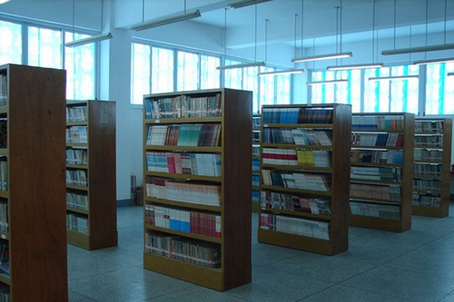 金堂县淮口中学校图书馆藏书1