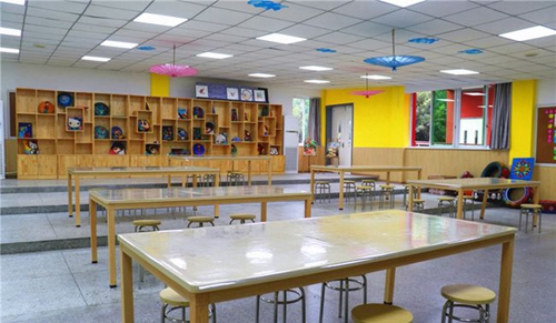 北大附中成都为明学校小学美术教室