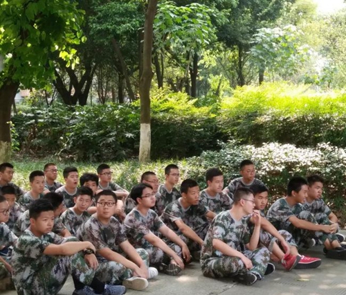 成都树德中学国际部(光华校区)军训间隙