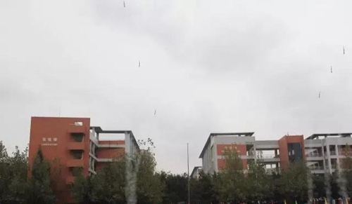 成都树德中学国际部(光华校区)燃放火箭
